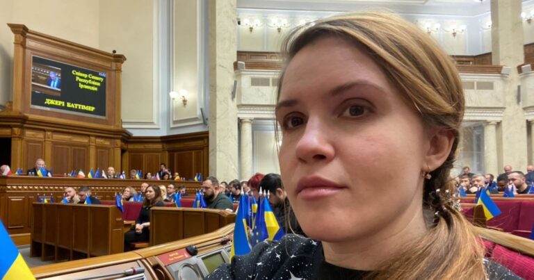 Безугла заблокувала трибуну Ради: трапилася бійка