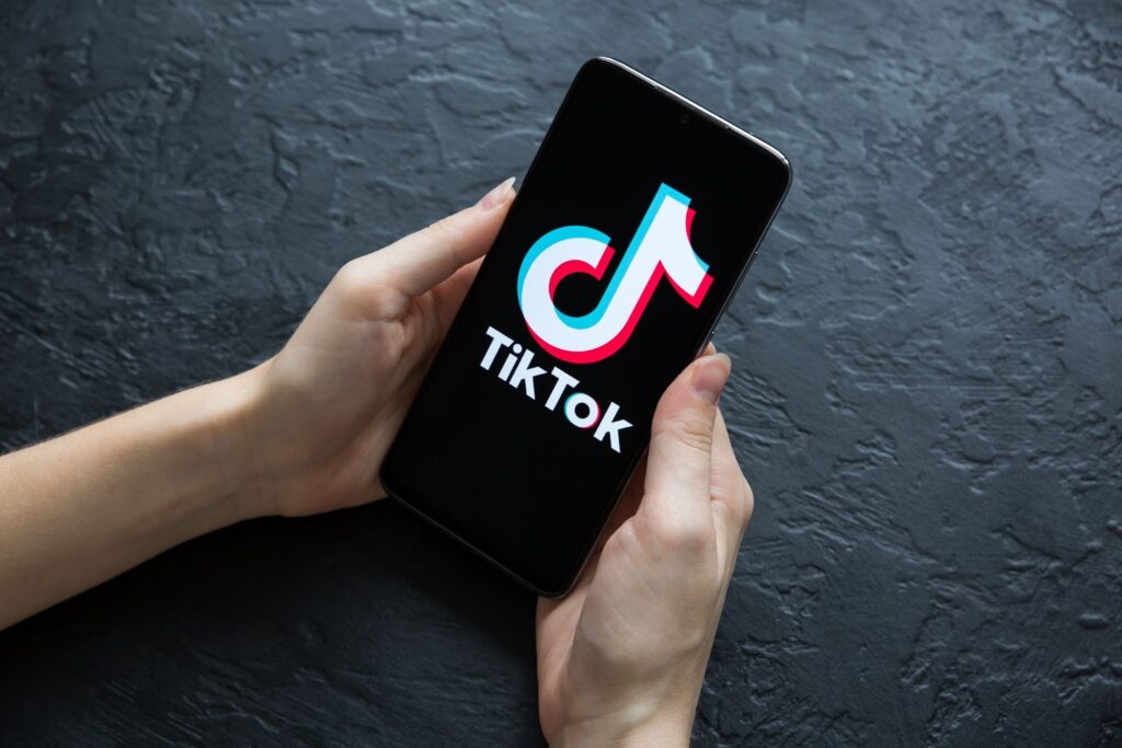 Як TikTok «запам’ятовує вас» і чому стрічка так затягує