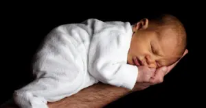 Троє померлих на одну новонароджену дитину: в Україні за рік зафіксували майже 500 тисяч смертей