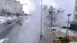 У Києві 16-річна дівчина отримала важкі опіки після падіння в яму з окропом — уражено 73% тіла