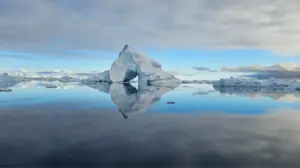 Біля “Вернадського” зафільмували льодовик із крижаною аркою: полярники показали рідкісне явище