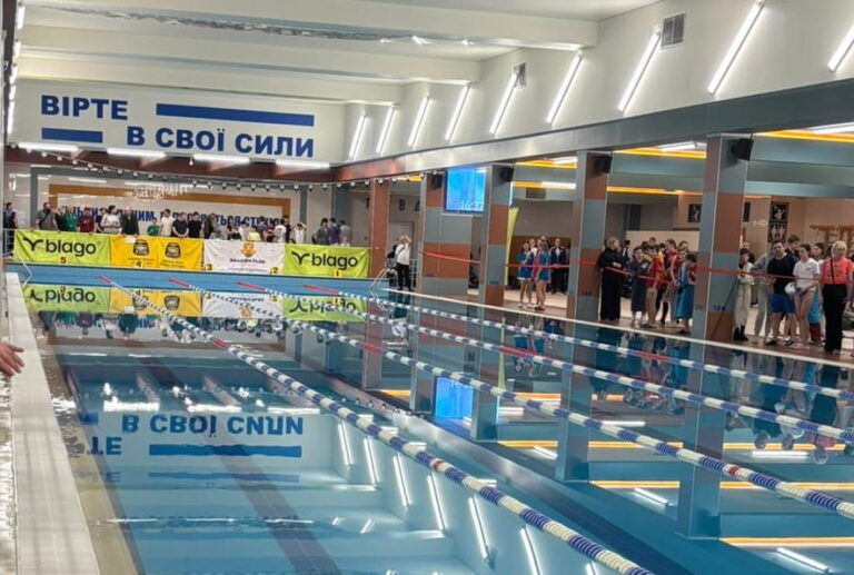 Новий сезон у воді: у Львові відбулися перші офіційні старти з плавання