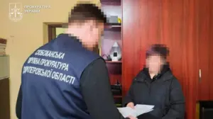 На Дніпропетровщині на 13-річну дівчинку напала собака, коли та поверталася зі школи.  Підлітці ампутували ногу через травму, а власниці пса оголосили підозру, повідомили в Офісі Генерального прокурора.  За даними слідства, 4 березня школярка поверталася додому в одному із сіл Дніпровського району, коли на неї напала собака.  Дівчинку госпіталізували з тяжкими тілесними ушкодженнями. Лікарі надали підлітці необхідну медичну допомогу, однак врятувати ногу не вдалося.  Господарці пса оголосили підозру за ст. 128 Кримінального кодексу України – необережне тяжке або середньої тяжкості тілесне ушкодження.  Правоохоронці зазначили, що власниця не забезпечила належного утримання тварини. Собака й раніше неодноразово сама виходила з двору, хоча її порода потребує підвищених заходів безпеки.  Санкція статті передбачає громадські чи виправні роботи або обмеження волі на строк до 2 років.  Нагадаємо, раніше на Львівщині 54-річний чоловік застрелив собаку, бо той нібито намагався загризти його вівцю