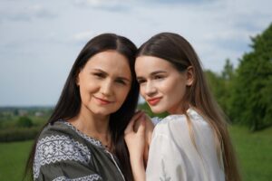 Співачка SOWA показала маму-красуню: “Наче сестри” — зворушливі фото до Дня матері