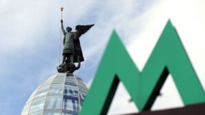 У Києві просять обмежити використання наметів у метро під час тривог: зареєстровано петицію
