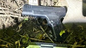 На пляжі підліток вистрілив знайомій в око з пневматичного пістолета: дівчина у тяжкому стані