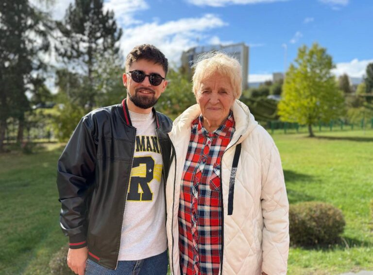 «Вона досі може дати фору молодим»: JULIK зворушив мережу рідкісним фото з бабусею-полькою